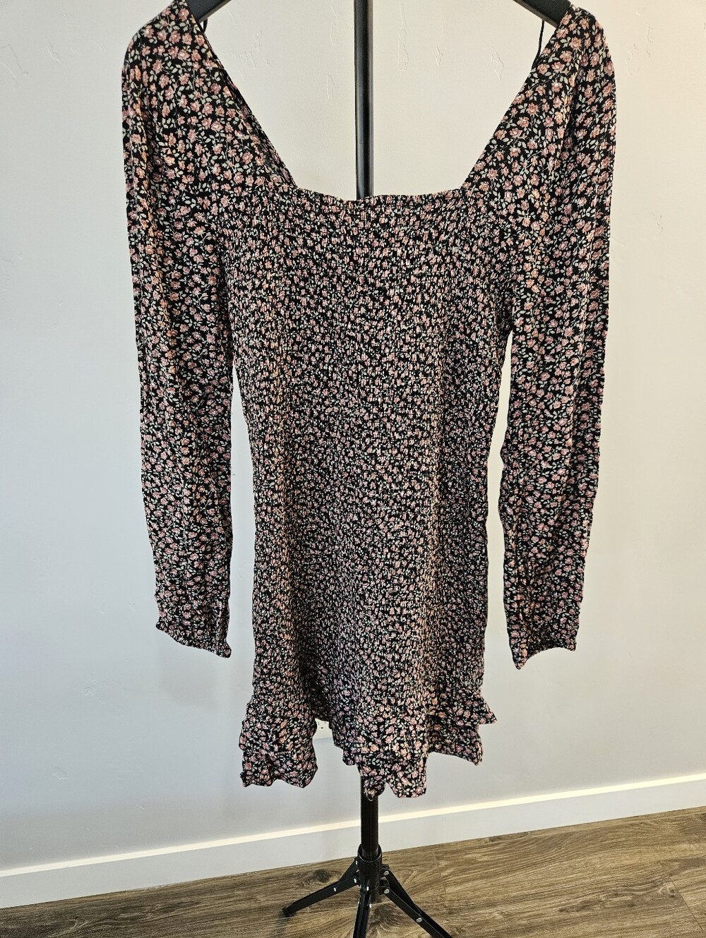 West of Melrose Garden Party Smocked Ruffle Hem. Size M - Picture 6 of 6